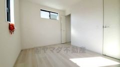 2面採光を確保した明るい室内は、風通しも良く、大変居心地の良い空間となっております。爽やかな風を感じて起きる朝は、快適生活の始まりに。