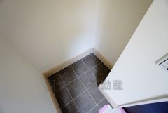 ベビーカーや泥のついたおもちゃをしまうのに便利な玄関収納付き。