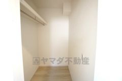 同仕様写真。洋室には洋室にはハンガーパイプ付きのウォークインクローゼットが設けられています。たっぷり収納できるので衣替えの心配もいりませんね＾＾