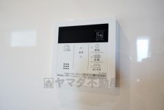 キッチン横からお湯張り、追い炊き、足し湯がボタン一つで楽々操作できる給湯機リモコンです。忙しい夕飯準備の時間帯に重宝しますね。