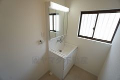 三面鏡つき洗面台。鏡裏にたっぷりとした収納スペースがあります。鏡を閉めてしまえば小物は見えないため、スッキリとした印象の洗面台にできます。