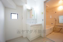 三面鏡つき洗面台。鏡裏にたっぷりとした収納スペースがあります。鏡を閉めてしまえば小物は見えないため、スッキリとした印象の洗面台にできます。