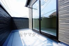 同仕様写真。陽当たりの良いバルコニーです。お洗濯やお布団干しはもちろん、日光浴スペースにも。