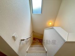 小さなお子様やご高齢の方でも安心できる、手すり付き階段。段差も低めで設定されており、安全性にも優れています。