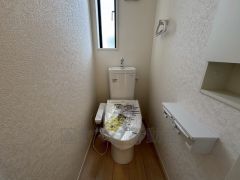 温水洗浄機付トイレです。節水機能もあるので、安心して使えますね。もちろん、1階2階の2ヶ所にトイレがあるので、忙しい朝にもゆとりができますね。