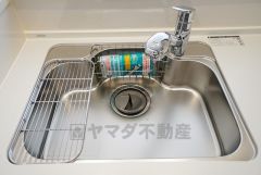 同仕様写真。広々としたステンレスシンクには、洗剤やスポンジを収納出来るラック付き。広さも確保しているので、大きなお鍋も洗いやすいです。
