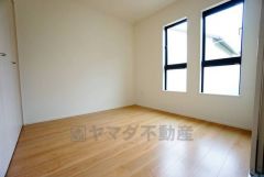 木目調のシンプルデザインで落ち着きと安らぎの空間に仕上げています。各部屋に収納が完備されているので、お荷物が増えても安心の設計です。