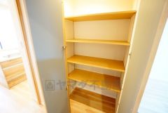 ストックやアルバム、たまにしか見ない書類などの収納に便利な廊下収納。扉付きなので見た目もスッキリ＾＾