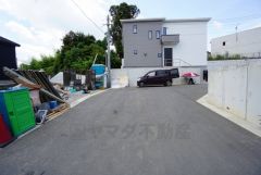 大型車の通行が少なく、騒音や振動が少ないので静かで快適な生活を送れます。