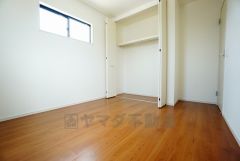 同仕様写真。住む人のこだわりを活かす洋室。日当たりがよく、寝室としての利用もおすすめ。広めのクローゼットには荷物をすっきり片付けられ、ゆとりのある暮らしが出来ます＾＾