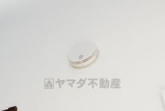 火災による煙や熱を感知して、警報音やブザー等で火災の発生を知らせてくれる火災警報器。