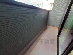 陽当たりの良いバルコニーです。お洗濯やお布団干しはもちろん、日光浴スペースにも。足元は防水工事施工済です。