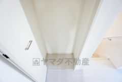 2階の廊下にも収納を確保。各居室に入りきれなかった荷物や、2階で使用する日用品のストック置き場に便利です。