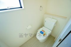 温水洗浄機付トイレです。節水機能もあるので、安心して使えますね。もちろん、1階2階の2ヶ所にトイレがあるので、忙しい朝にもゆとりができますね。