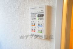 雨の日の洗濯も安心できる浴室暖房乾燥機付き浴室。リモコンで操作もボタン1つで簡単。