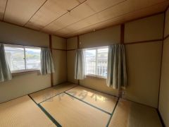 居心地も良い和室は、ワークスペースとしても有効。お仕事を頑張ってちょっと疲れたら、畳に寝転がることもできますね。