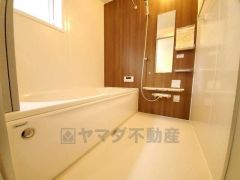 1日の疲れを癒すくつろぎのバスルーム。足を伸ばしてもゆったりと入れるサイズです。お子様と一緒にお風呂に入っても狭くないですね^^