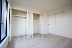 住む人のこだわりを活かす洋室。日当たりがよく、寝室としての利用もおすすめ。広めのクローゼットには荷物をすっきり片付けられ、ゆとりのある暮らしが出来ます＾＾
