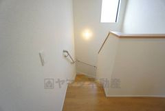 小さなお子様やご高齢の方でも安心できる、手すり付き階段。段差も低めで設定されており、安全性にも優れています。