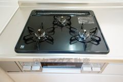 同仕様写真。複数の調理を一度に行うことができる3口コンロ。効率よくお料理が出来ます。毎日のお料理も楽しくなりますね＾＾