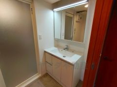 三面鏡つき洗面台。鏡裏にたっぷりとした収納スペースがあります。鏡を閉めてしまえば小物は見えないため、スッキリとした印象の洗面台にできます。