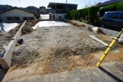 現地（2026年9月30日）撮影。駐車スペースはゆとりある2台分を確保。マイカー用に、お客さま用に、余裕を持ってご利用いただけます。
