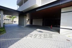 きれいに保たれたエントランスが安らぎに満ちた暮らしへ誘います。