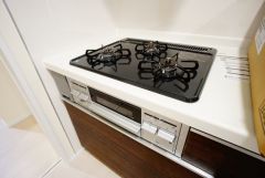 3種類の料理が同時に調理できる、3口ガスコンロ。忙しい夕食の支度時間が短縮できて効率よくお料理が楽しめます。