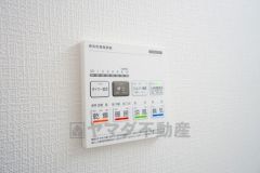 浴室暖房乾燥機付き。天候に左右されず、いつでも好きなときに洗濯物を干せるので、仕事や家事で忙しい方に重宝します。