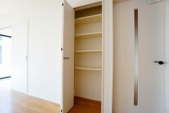 同仕様写真。まとめ買いしてもこの収納量なら心配要らずのパントリー。調理家電や食品のストックをすっきりまとめられ、キッチン周りを広々使えます。