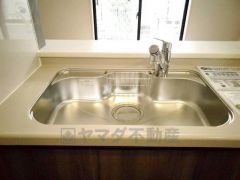 広々とした凸型シンクに洗剤ポケットを標準装備。大きなお鍋など洗いやすいです。