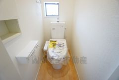 温水洗浄機付トイレです。節水機能もあるので、安心して使えますね。もちろん、1階2階の2ヶ所にトイレがあるので、忙しい朝にもゆとりができますね。