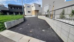 車の通り抜けができないので、小さな子供も安心して遊ばせることができます。