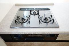 複数の調理を一度に行うことができる3口コンロ。効率よくお料理が出来ます。毎日のお料理も楽しくなりますね＾＾