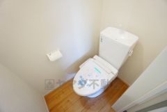 温水洗浄機付トイレです。節水機能もあるので、安心して使えますね。もちろん、1階2階の2ヶ所にトイレがあるので、忙しい朝にもゆとりができますね。