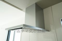 お手入れが簡単なスリム型レンジフードです。調理により発生する油煙や臭いを吸い込み、屋外へ排気してくれます。