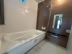 1日の疲れを癒すくつろぎのバスルーム。足を伸ばしてもゆったりと入れるサイズです。お子様と一緒にお風呂に入っても狭くないですね^^