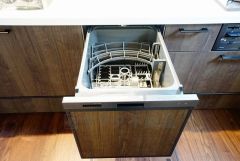 食後の時間にゆとりを与えてくれる食器洗い乾燥機。操作ボタンも上面にあるので、腰をかがめずに操作が楽々。