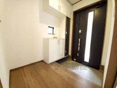 たっぷり収納できるシューズボックスです。家族全員の靴がきれいに整頓できます。棚の上にお花や写真を飾っても良いですね。