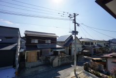 日差しが遮られないように隣家との間に距離を設けています。住宅地ですのでご近所様とコミュニケーション取りやすい距離感が良いですね。