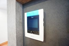 防犯性、セキュリティ対策に安心できるテレビモニター付きインターフォンです。セールスマン対策にもなり安心できます。