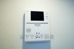 防犯性、セキュリティ対策に安心できるテレビモニター付きインターフォンです。セールスマン対策にもなり安心できます。