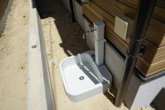 あると便利な外水栓。庭や駐車場まわりの掃除、洗車、アウトドア用品の洗浄が家の中を汚さずに行え、日常の手間を大幅に減らせる便利な設備です。