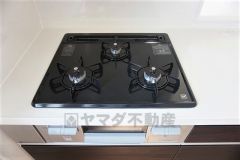 同仕様写真。同時にたくさんの料理が調理できる3口コンロ。長時間熱を通しておきたい煮込み料理を作りながら、炒め物など同時進行で進められます。