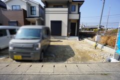 駐車スペースはゆとりある2台分を確保。マイカー用に、お客さま用に、余裕を持ってご利用いただけます。