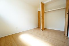 暖かい日差しが差し込む洋室。たっぷり収納できるクローゼット付きでお部屋の中をすっきりと快適に保てます。