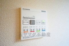 雨の日の洗濯も安心できる浴室暖房乾燥機付き浴室。リモコンで操作もボタン1つで簡単。