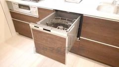 食事の後の手間を解消する食器洗い乾燥機付。冬場の洗い物で手荒れの悩みもなくなります。手洗いよりも節約できて便利。