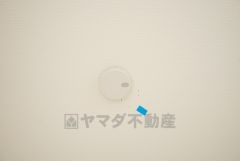 火災発生をいち早く知らせてくれる火災報知器は標準装備です。