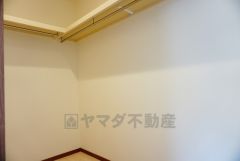 同仕様写真。季節物の衣類もスッキリ収納できるウォークインクロゼット。住空間をスッキリ広々使えます＾＾